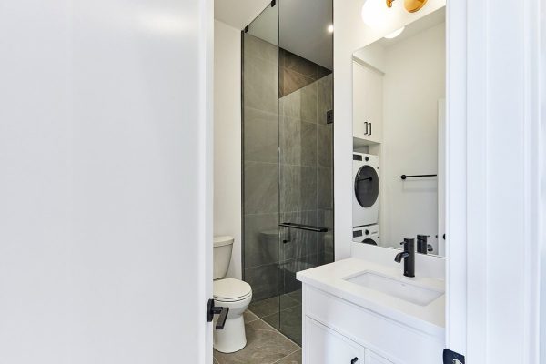 10 garden suite in toronto bathroom