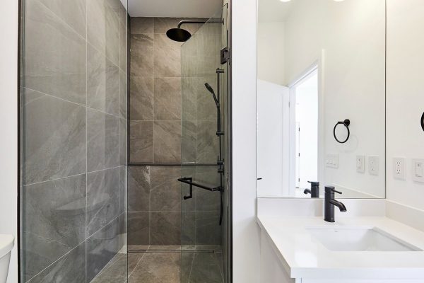 11 garden suite in toronto shower