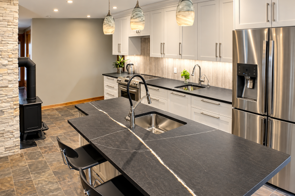 Cottage kitchen with natural soapstone - Schomberg - King city