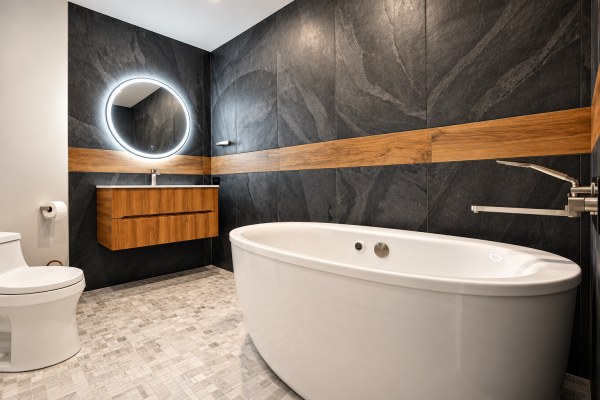 Modern bathroom with soaker tub and accent wall - Beaches - Toronto