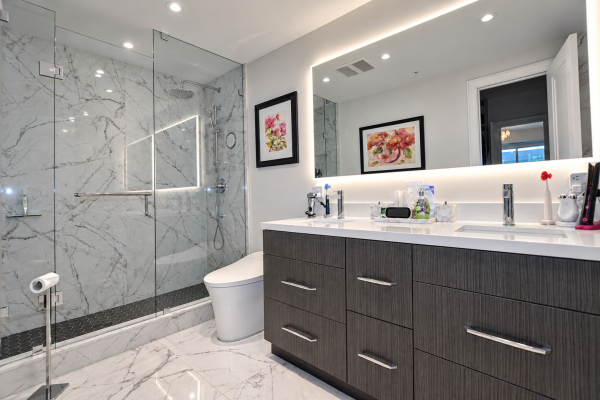 Luxury bathroom with smart toilet - Toronto