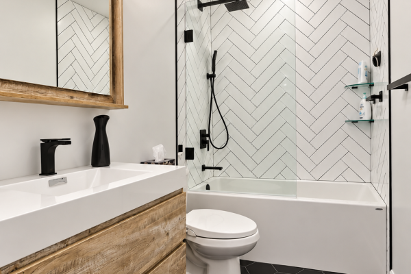 Modern bathroom with herringbone tile - Toronto - GTA